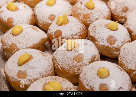 Dekorative Donuts in einer Jerusalemer Bäckerei während der Feier des jüdischen Feiertags von Hanukka, wenn es traditionell ist, in Öl frittierte Speisen zu essen. Stockfoto