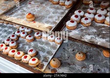 Dekorative Donuts in einer Jerusalemer Bäckerei während der Feier des jüdischen Feiertags von Hanukka, wenn es traditionell ist, in Öl frittierte Speisen zu essen. Stockfoto