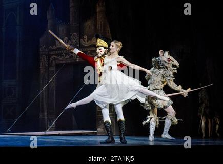 l-r: Junor Souza (Nussknacker), Daria Klimrentova (Clara), James Streeter (Mauskönig) in THE NUSSKNACKER präsentiert vom English National Ballet im London Coliseum, London WC2 10/12/2010 Musik: Pyotr Ilyich Tschaikowsky Dirigent: Gavin Sutherland Choreographie: Wayne Eagling Design: Peter Farmer Beleuchtung: David Richardson Stockfoto