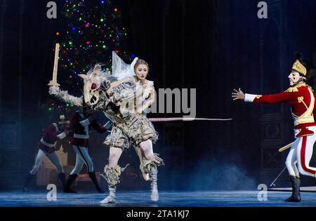 l-r: James Streeter (Mauskönig), Daria Klimrentova (Clara), Junor Souza (Nussknacker) im NUSSKNACKER präsentiert vom English National Ballet im London Coliseum, London WC2 10/12/2010 Musik: Pyotr Ilyich Tschaikowsky Dirigent: Gavin Sutherland Choreographie: Wayne Eagling Design: Peter Farmer Beleuchtung: David Richardson Stockfoto