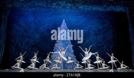 Das Corps de Ballet im NUSSKNACKER präsentiert vom English National Ballet im London Coliseum, London WC2 10/12/2010 Musik: Pyotr Iljitsch Tschaikowsky Dirigent: Gavin Sutherland Choreographie: Wayne Eagling Design: Peter Farmer Beleuchtung: David Richardson Stockfoto