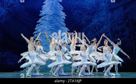 Das Corps de Ballet im NUSSKNACKER präsentiert vom English National Ballet im London Coliseum, London WC2 10/12/2010 Musik: Pyotr Iljitsch Tschaikowsky Dirigent: Gavin Sutherland Choreographie: Wayne Eagling Design: Peter Farmer Beleuchtung: David Richardson Stockfoto