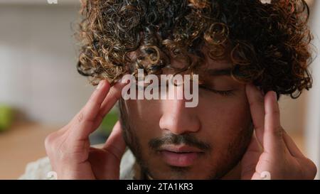 Schließen Sie oben kranke indische Mann Massage Kopfschmerzen Schmerz Blutdruck Geschäftsproblem Bankrupte Gesundheit Probleme krank müde arabische männliche Massage Tempel Stockfoto