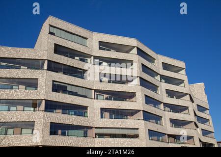 Moderne Appartementgebäude an einem sonnigen Tag mit blauem Himmel. Fassade eines modernen Apartmentgebäudes. Zeitgenössisches Wohngebäude von außen in der da Stockfoto