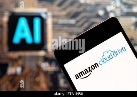 China. November 2023. In dieser Fotoabbildung wird das Amazon Cloud Drive-Logo des amerikanischen Dateihosting-Dienstleisters Amazon Cloud Drive auf einem Smartphone mit einem KI-Chip und einem Symbol im Hintergrund angezeigt. Quelle: SOPA Images Limited/Alamy Live News Stockfoto