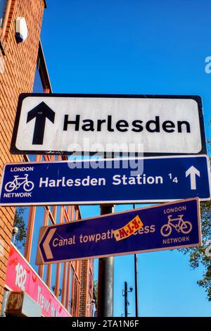 Wegweiser nach Harlesden auf der Acton Lane, Borough of Brent, London, England, Großbritannien Stockfoto