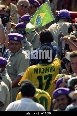 Der brasilianische Fußballspieler Mazinho geht auf den Stand, um seine Siegermedaille bei der Weltmeisterschaft 1994 zu erhalten Stockfoto