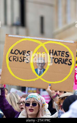 Die Teilnehmer treffen sich während einer Demonstration gegen Rassismus vor dem BBC Broadcasting House in London. Stockfoto