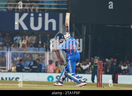 Guwahati, Assam, Indien. November 2023. Tilak Varma aus Indien während des Spiels Nr. 03 der T20 International Series zwischen Australien und Indien im Barsapara Cricket Stadium, Guwahati, Assam, Indien am 28. November 2023 (Foto: © Avijit das/ZUMA Press Wire) NUR ZUR REDAKTIONELLEN VERWENDUNG! Nicht für kommerzielle ZWECKE! Stockfoto