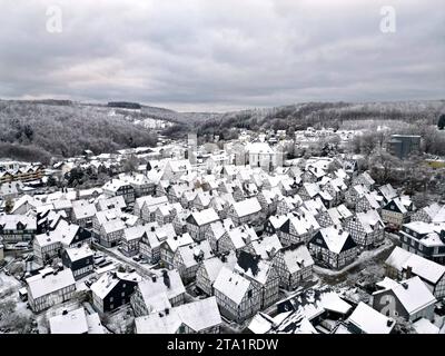 Luftaufnahme. Wintereinbruch im Siegerland. Die mit Schnee bedeckte Altstadt von Freudenberg mit ihren Fachwerkhäusern. Herbst im Siegerland am 28.11.2023 in Freudenberg/Deutschland. *** Luftaufnahme des Wintereinbruchs im Siegerland die schneebedeckte Altstadt von Freudenberg mit ihren Fachwerkhäusern Fachwerkhäusern Herbst im Siegerland am 28 11 2023 in Freudenberg Deutschland Credit: Imago/Alamy Live News Stockfoto