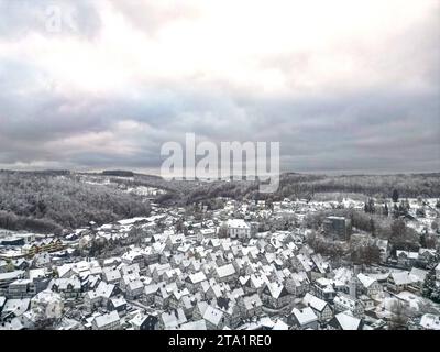 Luftaufnahme. Wintereinbruch im Siegerland. Die mit Schnee bedeckte Altstadt von Freudenberg mit ihren Fachwerkhäusern. Herbst im Siegerland am 28.11.2023 in Freudenberg/Deutschland. *** Luftaufnahme des Wintereinbruchs im Siegerland die schneebedeckte Altstadt von Freudenberg mit ihren Fachwerkhäusern Fachwerkhäusern Herbst im Siegerland am 28 11 2023 in Freudenberg Deutschland Credit: Imago/Alamy Live News Stockfoto