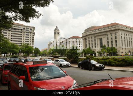 Washington, DC - 2. Juni 2018: Blick auf das Zentrum von Washington mit rotem Taxi und Autos auf der Straße. Stockfoto