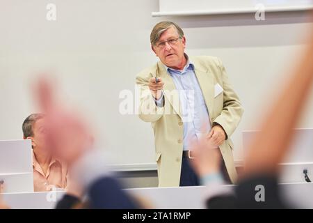 Der Sprecher zeigt und nimmt Fragen von Personen aus dem Publikum auf einer Geschäftsveranstaltung Stockfoto