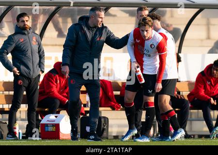 Rotterdam, Niederlande. November 2023. ROTTERDAM, NIEDERLANDE - 28. NOVEMBER: Coach Robin van Persie von Feyenoord interagiert mit Thijs Kraaijeveld von Feyenoord während des Gruppenspiels E - UEFA Youth League 2023/24 zwischen Feyenoord und Atletico Madrid im Sportkomplex Varkenoord am 28. November 2023 in Rotterdam, Niederlande. (Foto von Joris Verwijst/Orange Pictures) Credit: Orange Pics BV/Alamy Live News Stockfoto