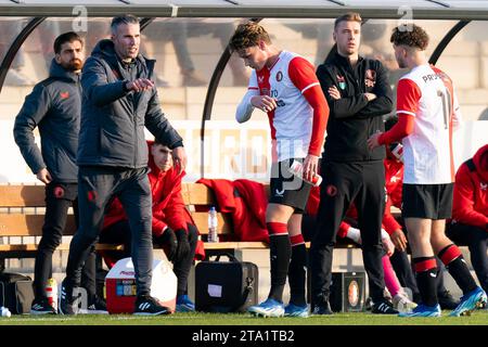 Rotterdam, Niederlande. November 2023. ROTTERDAM, NIEDERLANDE - 28. NOVEMBER: Coach Robin van Persie von Feyenoord interagiert mit Thijs Kraaijeveld von Feyenoord während des Gruppenspiels E - UEFA Youth League 2023/24 zwischen Feyenoord und Atletico Madrid im Sportkomplex Varkenoord am 28. November 2023 in Rotterdam, Niederlande. (Foto von Joris Verwijst/Orange Pictures) Credit: Orange Pics BV/Alamy Live News Stockfoto