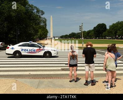 Washington, DC - 1. Juni 2018: Ein Auto für Menschen und Polizei in der National Mall mit dem Washington Monument im Hintergrund in Washington DC, USA. Stockfoto