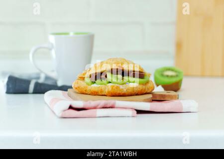 Croissant gefüllt mit Quark, Kiwi Ricotta und Schokolade. Hausgemachte Croissants. Stockfoto