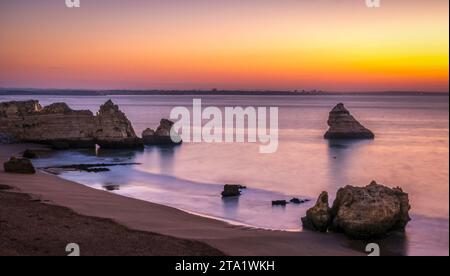 Am frühen Morgen am Praia Dona Ana oder Dona Ana Beach in Lagos in der Algarve in Portugal Stockfoto