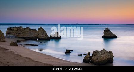 Am frühen Morgen am Praia Dona Ana oder Dona Ana Beach in Lagos in der Algarve in Portugal Stockfoto