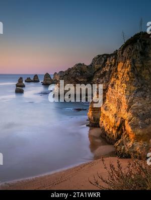 Am frühen Morgen am Praia Dona Ana oder Dona Ana Beach in Lagos in der Algarve in Portugal Stockfoto