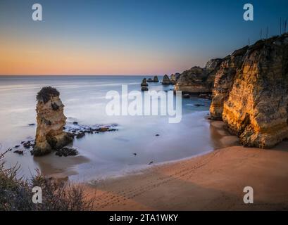 Am frühen Morgen am Praia Dona Ana oder Dona Ana Beach in Lagos in der Algarve in Portugal Stockfoto