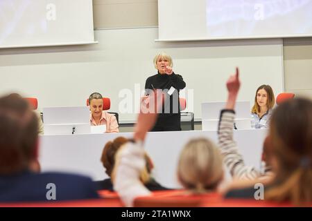 Referent bei der Konferenz, der Fragen von Personen aus dem Publikum bei einer Geschäftsveranstaltung entgegennimmt Stockfoto