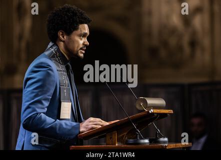 AMSTERDAM: König Willem-Alexander überreicht den Erasmus-Preis an den südafrikanischen Talkshow-Gastgeber Trevor Noah im Königlichen Palast. Bis letztes Jahr war er Moderator der satirischen amerikanischen Sendung The Daily Show. Der Preis wird jährlich an eine Person vergeben, die einen wichtigen Beitrag im kulturellen und künstlerischen Bereich geleistet hat. ANP EVA PLEVIER niederlande Out - belgien Out Stockfoto