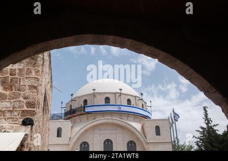 Eine große, lang gezogene, blau-weiße Flagge des Staates Israel, die auf der Kuppel der Hurva-Synagoge in der Altstadt von Jerusalem zu Ehren von Mem hängt Stockfoto