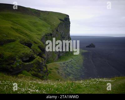 Klippe am schwarzen Sandstrand in Vik Island mit Blick auf das Meer Stockfoto