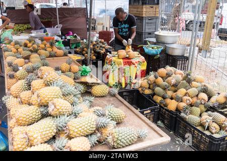 Ananasverkäufer auf dem öffentlichen Markt von St-Leu, Insel Réunion, Frankreich. Stockfoto