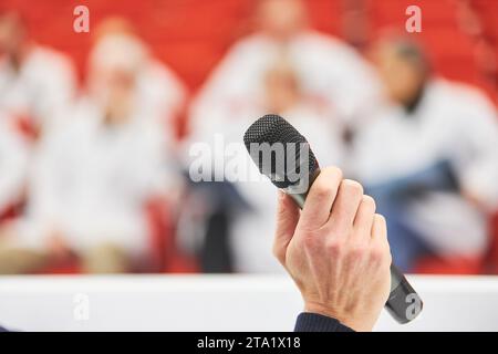 Sprecher mit Mikrofon beim Seminar in der medizinischen Konferenz im Kongresszentrum Stockfoto
