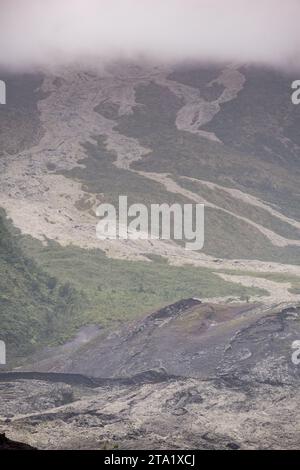 Alte Lavaflüsse von Piton de la Fournaise, Route du Grand-Brûlé (RN2) oder La Routes des Laves, Réunion, Frankreich. Stockfoto