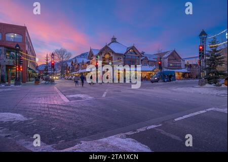 Banff, Alberta, Kanada – 27. November: Shopper und Geschäfte an einer Kreuzung der Banff Avenue im Stadtzentrum Stockfoto