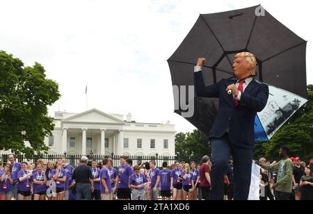 Washington, DC - 2. Juni 2018: Straßenkünstler trägt eine Trump-Maske und verspottet vom aktuellen US-Präsidenten in der Nähe des Weißen Hauses. Stockfoto