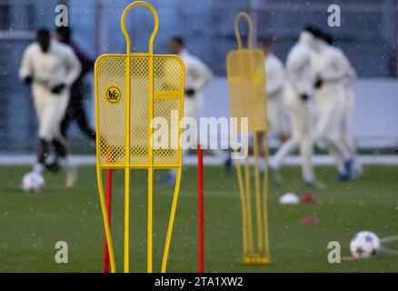 München, Deutschland. November 2023. Fußball: Champions League, Bayern München - FC Kopenhagen, Gruppenphase, Gruppe A, Spieltag 5. Das letzte Training des FC Bayern auf dem Trainingsplatz Säbener Straße. Münchens Spieler in Aktion. Quelle: Sven Hoppe/dpa/Alamy Live News Stockfoto