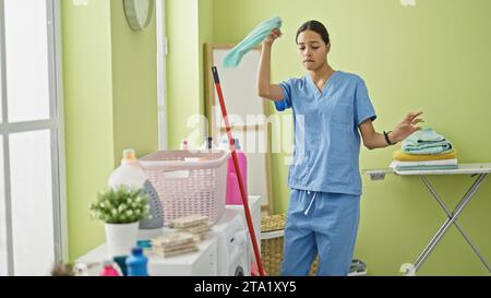 Eine afroamerikanische Putzfrau tanzt in der Wäscherei Stockfoto