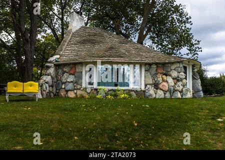 Typisches Pilzhaus von Earl A. Young. Er arbeitete hauptsächlich mit Stein, wobei er Kalkstein, Feldstein und Felsbrocken verwendete, die er im Norden Michigans fand. Die Besonderheit der Pilzhäuser Charlevoix sind die Felsbrocken, aus denen sie vom Architekten Earl Young individuell gebaut wurden. Earl Young Local Historical District, Charlevoix, Usa Stockfoto