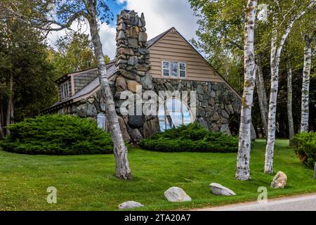 Steinhaus in Charlevoix. Earl A. Young mit einem Kamin aus großen Steinen. Mit seinen Entwürfen wollte er ausdrücken, dass ein kleines Steinhaus genauso beeindruckend sein kann wie eine Burg. Die Besonderheit der Pilzhäuser Charlevoix sind die Felsbrocken, aus denen sie vom Architekten Earl Young individuell gebaut wurden. Earl Young Local Historical District, Charlevoix, Usa Stockfoto