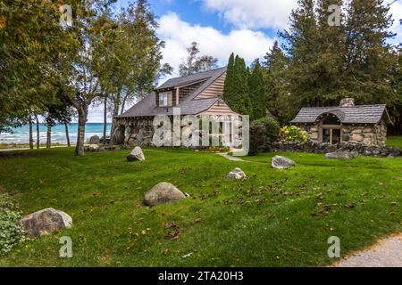 Steinhaus in Charlevoix. Earl A. Young mit einem Kamin aus großen Steinen. Mit seinen Entwürfen wollte er ausdrücken, dass ein kleines Steinhaus genauso beeindruckend sein kann wie eine Burg. Die Besonderheit der Pilzhäuser Charlevoix sind die Felsbrocken, aus denen sie vom Architekten Earl Young individuell gebaut wurden. Earl Young Local Historical District, Charlevoix, Usa Stockfoto