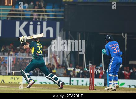 Guwahati, Assam, Indien. November 2023. Glenn Maxwell aus Australien während des Spiels Nr. 03 der T20 International Series zwischen Australien und Indien im Barsapara Cricket Stadium, Guwahati, Assam, Indien am 28. November 2023 (Bild: © Avijit das/ZUMA Press Wire) NUR ZUR REDAKTIONELLEN VERWENDUNG! Nicht für kommerzielle ZWECKE! Stockfoto