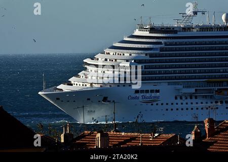 Blick auf die Costa Diadema in Schwierigkeiten mit starken Windböen bei ihrer Ankunft in Marseille. Das Kreuzfahrtschiff Costa Diadema kommt am französischen Mittelmeerhafen Marseille an, da das Meer rau ist und starke Mistral-Böen aufweist. Mit Windböen von mehr als 110 km/h gelang es dem Linienschiff beim ersten Versuch nicht, in den Hafen einzufahren und musste es erneut tun, indem es auf See ging. Stockfoto