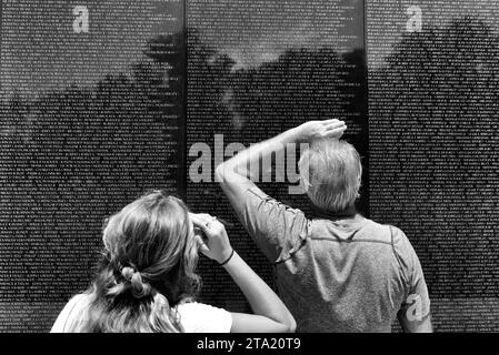 Washington, DC - 01. Juni 2018: Besucher des Vietnam war Memorial in Washington. Stockfoto