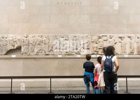 London, Großbritannien. August 2023 die Elgin Marbles, eine Sammlung griechischer Skulpturen aus dem Parthenon in Athen, die im British Museum in London ausgestellt sind. Stockfoto