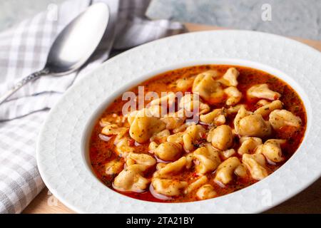 Traditionelles köstliches türkisches Essen; Ringsuppe (türkischer Name; Yuksuk Corbasi oder Yuzuk Corbasi) Stockfoto
