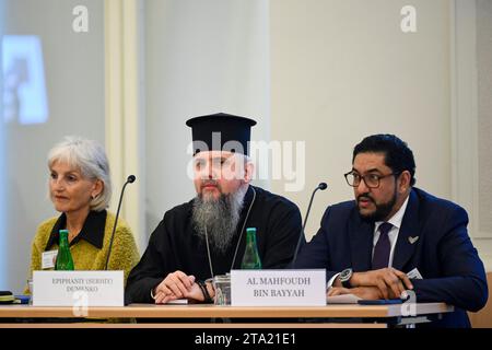 Prag, Tschechische Republik. November 2023. Von links: Der jüdische Scharon Rosen, Metropolit Epiphanius von Kiew und der ganzen Ukraine, die orthodoxe Kirche der Ukraine, Serhiy Dumenko und Scheich Al Mahfoudh bin Bayyah, Generalsekretär des Forums für Frieden in muslimischen Gesellschaften, Abu Dhabi, Teilnahme an der Ministerkonferenz der Internationalen Allianz für Religionsfreiheit oder Glauben (IRFBA) in Prag. Tschechische Republik, heute, am 28. November, 2023. Quelle: Ondrej Deml/CTK Photo/Alamy Live News Stockfoto