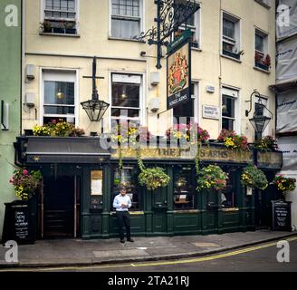 England, Großbritannien, 27. September 2023, View of the Kings Arms, ein traditioneller Pub in Mayfair, London Stockfoto