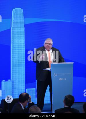 Hongkong, China. November 2023. Agustin Carstens, General Manager der Bank für Internationalen Zahlungsausgleich (BIZ), hält eine Rede auf einer hochrangigen Konferenz, die von der Hong Kong Monetary Authority (HKMA) und der BIZ am 28. November 2023 in Hongkong, Südchina, organisiert wird. ZU DEN THEMEN "High-Level Conference in Hong Kong hebt Herausforderungen für die Zentralbanken hervor" Credit: Chen Duo/Xinhua/Alamy Live News Stockfoto