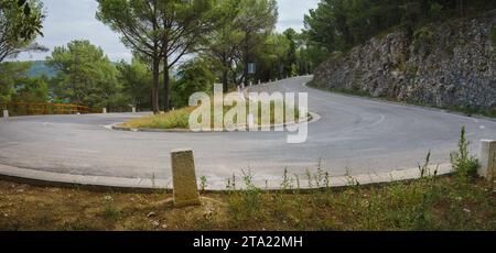 Haarnadelkurve auf einer leeren Bergstraße in der kroatischen Landschaft Stockfoto