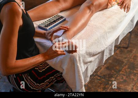 Naturheilkunde-Experte wenden Bachblüten-Tropfen, Blumenelixier, homöopathische sedative Medizin ätherische Öle und Homöopathie Konzept an Stockfoto