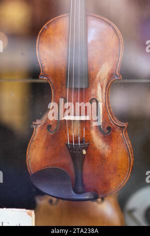 Geigenbauer-Werkstatt in Cremona, handgefertigte klassische Violinen und Details zum Verkauf Stockfoto